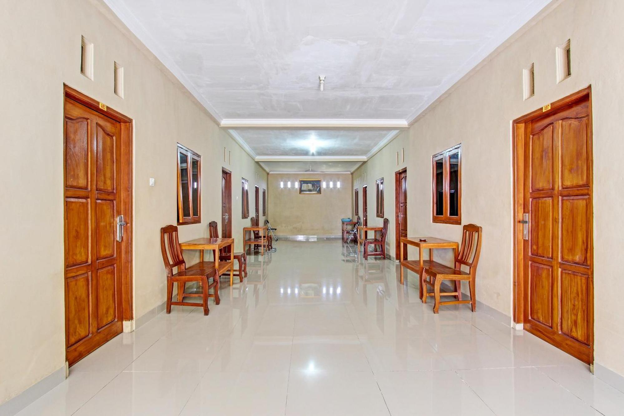 Oyo 91353 Hotel Surya Andesa Klaten Eksteriør bilde